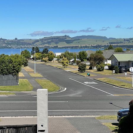 Beautiful Lakeview Apartment Taupo Exterior photo
